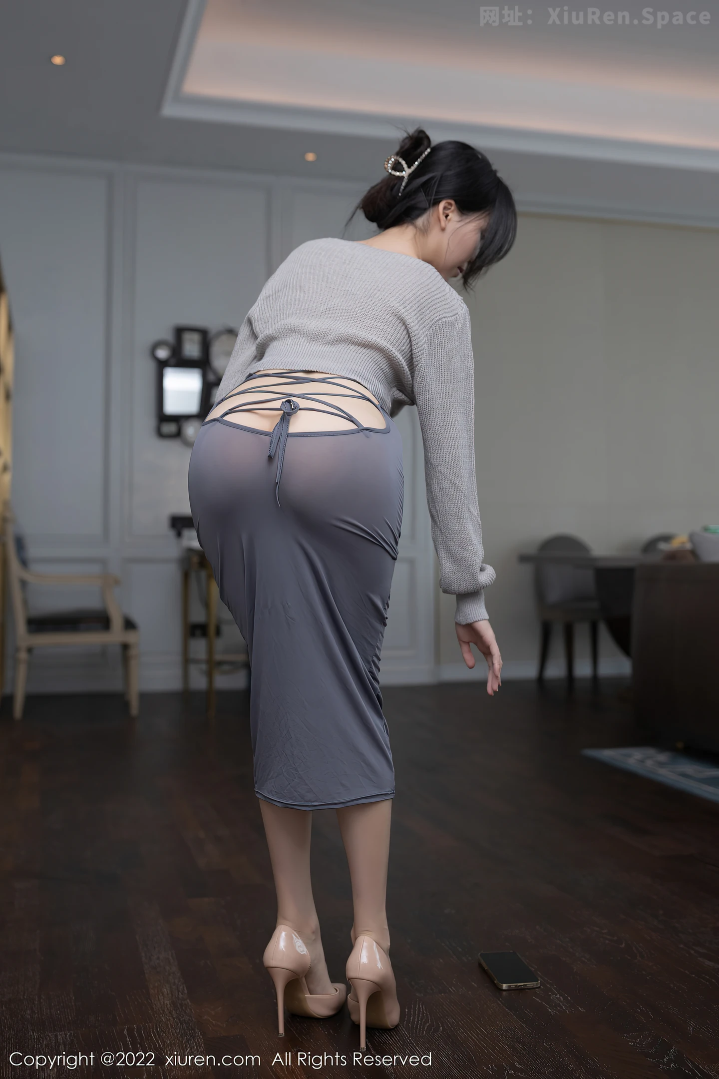 图片[5]-[XiuRen秀人网] VOL.5620 模特利世情节拍摄性感灰色毛线上衣配长裙秀完美身材诱惑写真82P-秀人网官方网站